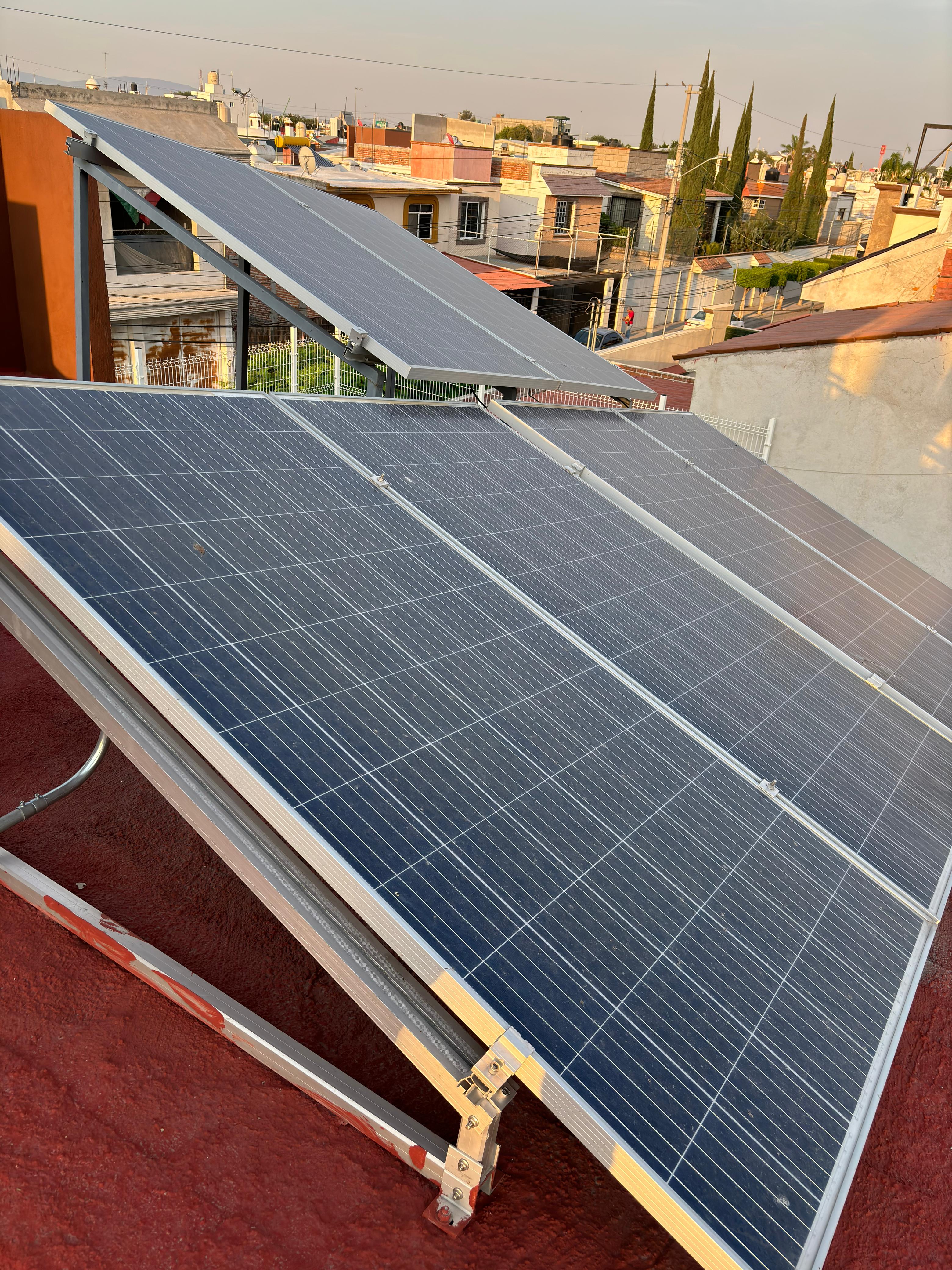 Casa habitación con sistema de paneles solares de 4 kW instalado por EnerB en Celaya, Guanajuato
